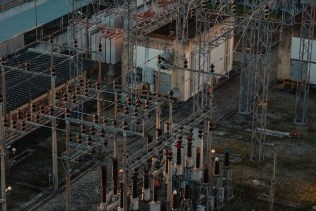 Cum ajunge energia electrică din centrală până în priza din casa ta: ghid pe etape