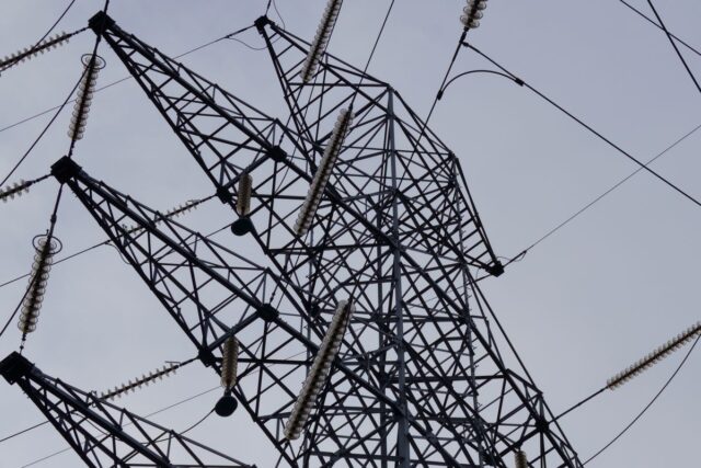 Rețeaua electrică inteligentă (smart grid): ce este și de ce contează pentru infrastructura energetică