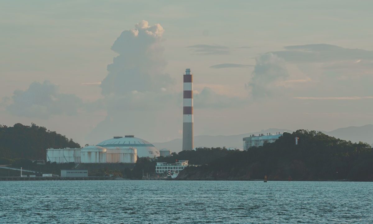 De ce diferă prețul energiei electrice de pe piața angro de cel din factura ta? Întrebări frecvente