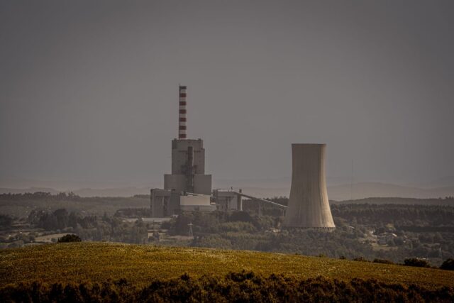 Cum influențează energia regenerabilă intermitentă volatilitatea prețurilor pe piața angro
